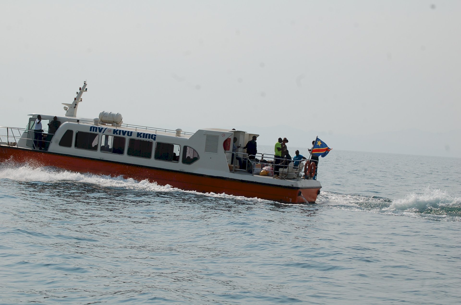 Le MV Kivu King traverse le lac Kivu